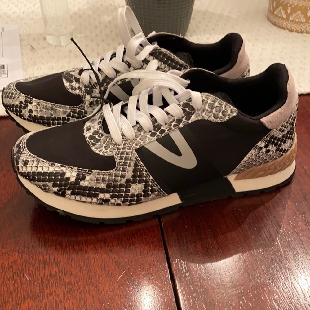 Woman’s sz 8 Tretorn Loyola 5 sneakers